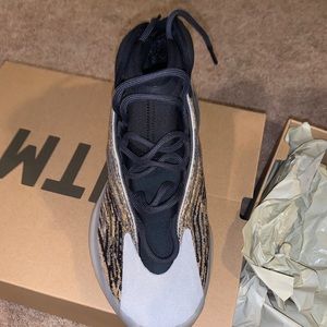 Yeezy QNTM Boosts size 10.5 amber tint, never worn with new Box